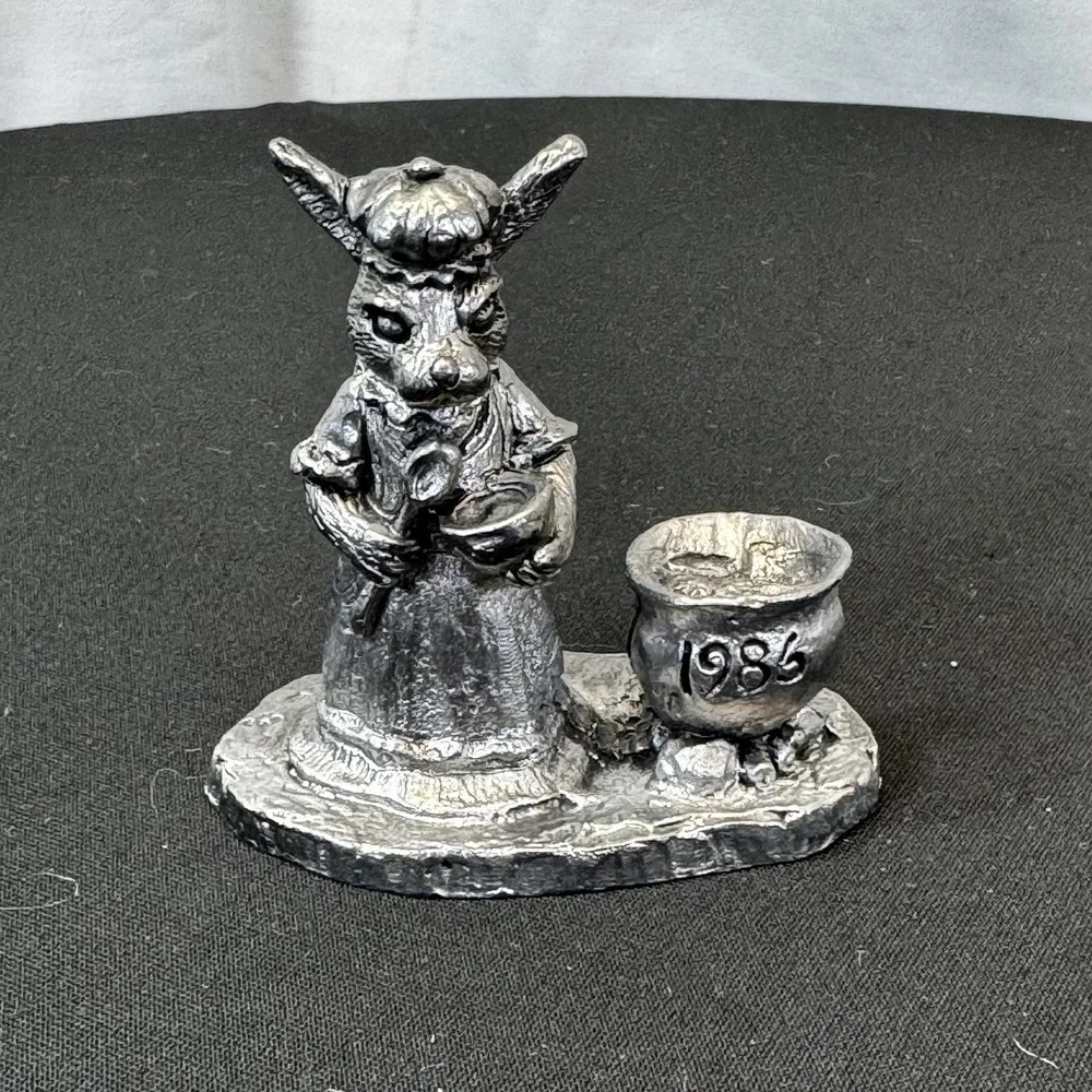 MICHAEL RICKER PEWTER FIGURINE   RABBIT WITH COOKING POT   #13062   1986‎